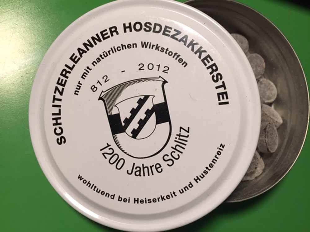 Schlitzerleanner Hosdezakkerstei: Die Schlitzer Spezialität, aus natürlichen Wirkstoffen, hilft und ist wohltuend bei Heiserkeit und Hustenreiz.