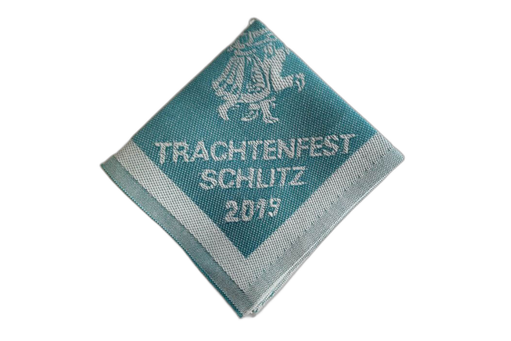 Ein kleines quatratischen Stoffstück mit der Aufschrift "Trachtenfest Schitz 2019" dient als Eintrittskarte