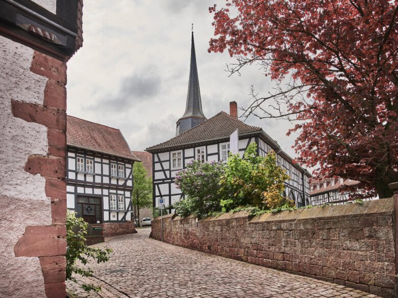 345925b9-kirchenturm-und-fachwerkhaeuser