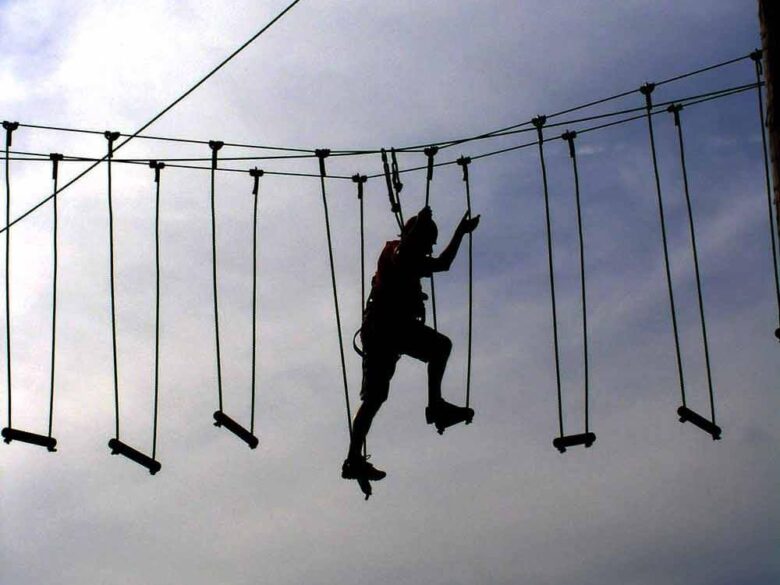 Hochseilgarten – Teilnehmer auf schwingender Seilbrücke