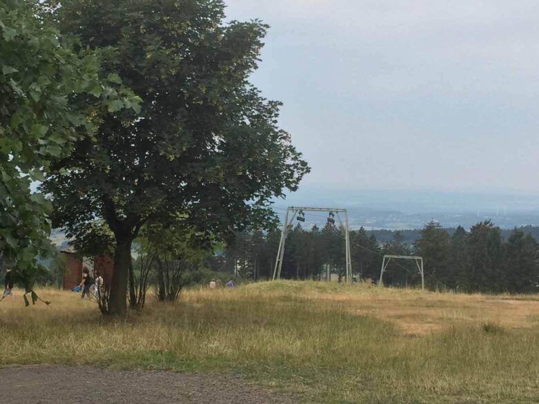 Wiesen am Hoherodskopf mit Lifttürmen der Sommerrodelbahn