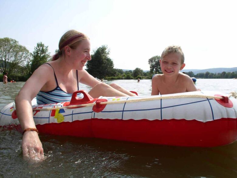 Baden im See bei Schlitz – Mutter und Kind im Schlauchboot