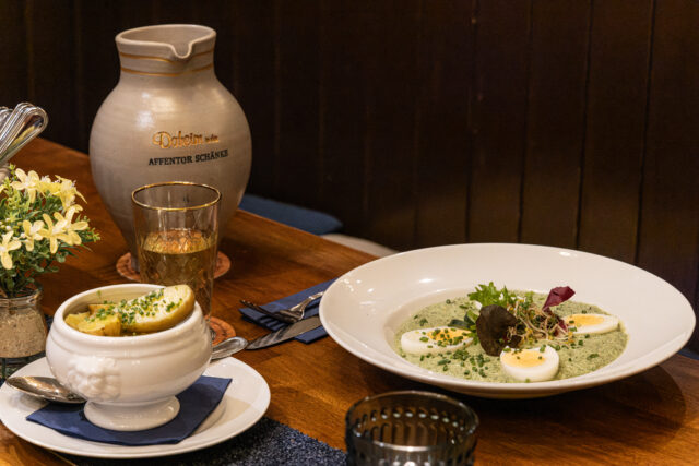 Frankfurter Grüne Soße mit halben Eiern und Schnittlauch, dazu Pellkartoffeln; Bembel und Glas auf Tisch.