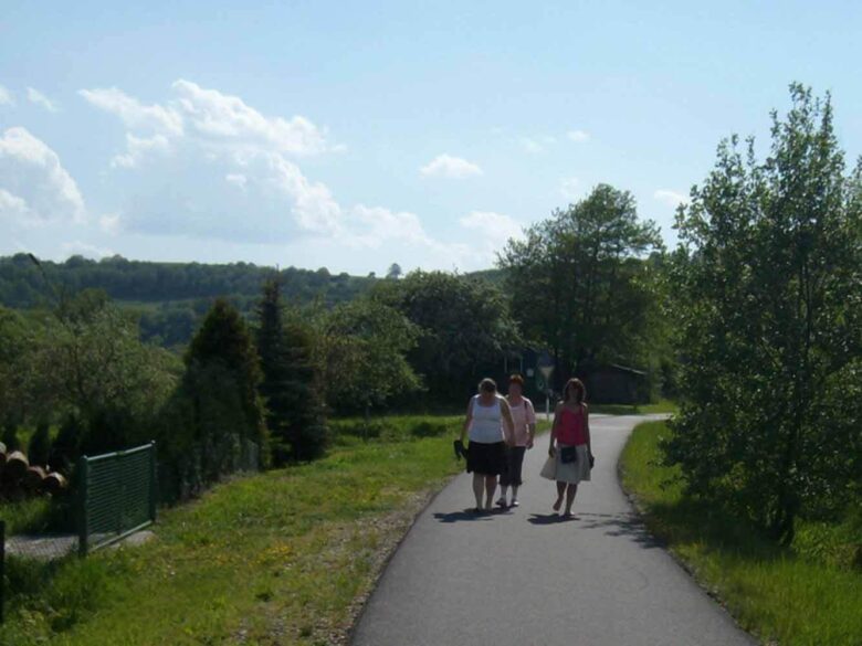 Wandern in Schlitz – Spaziergängerinnen auf einem Feldweg